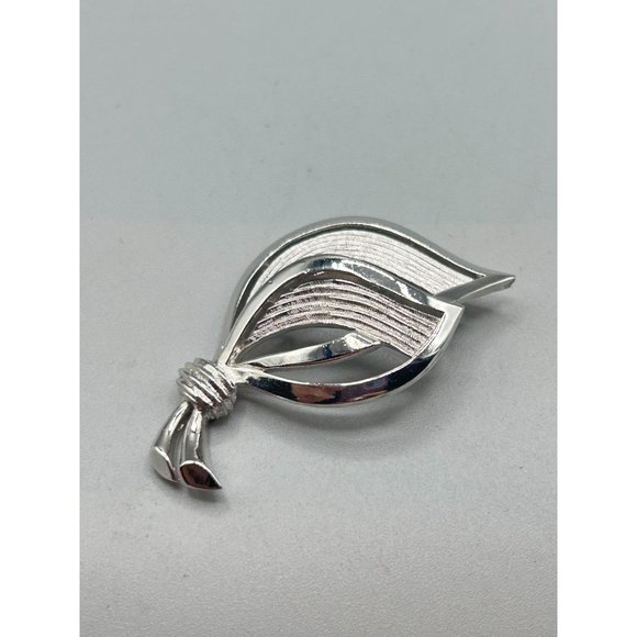 Vintage Signed Trifari Leaf Brooch Textured Silver Tone Classic & Elegant Design - Picture 4 of 7